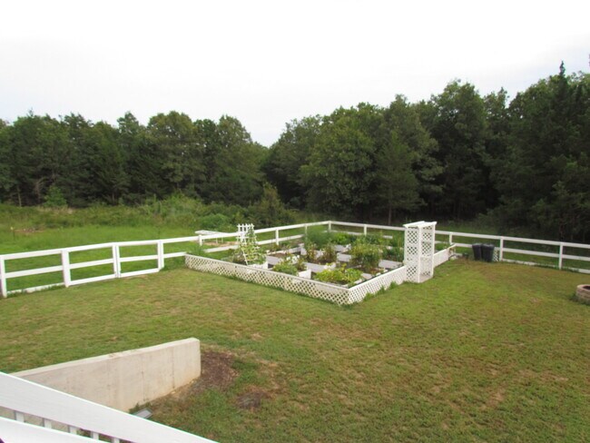 Building Photo - Available August 7th!! Laquey Schools!