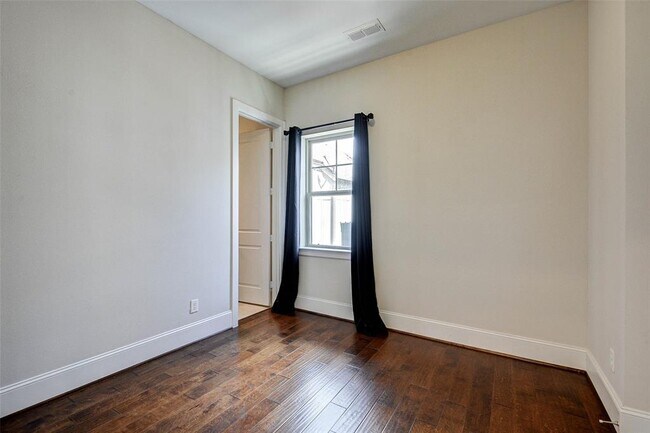Building Photo - 720 N Shepherd Dr