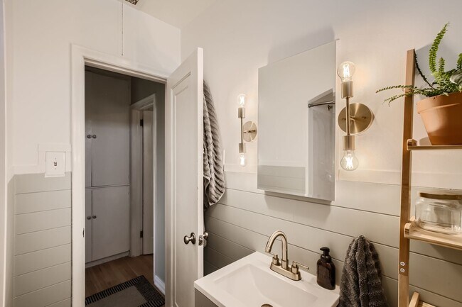 Building Photo - Welcome Home! Beautiful house in Littleton!