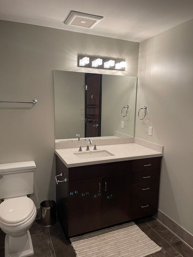 Building Photo - Beautiful Downtown Condo!