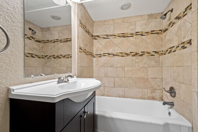 Building Photo - Fantastic Home in City Park North - Has it...