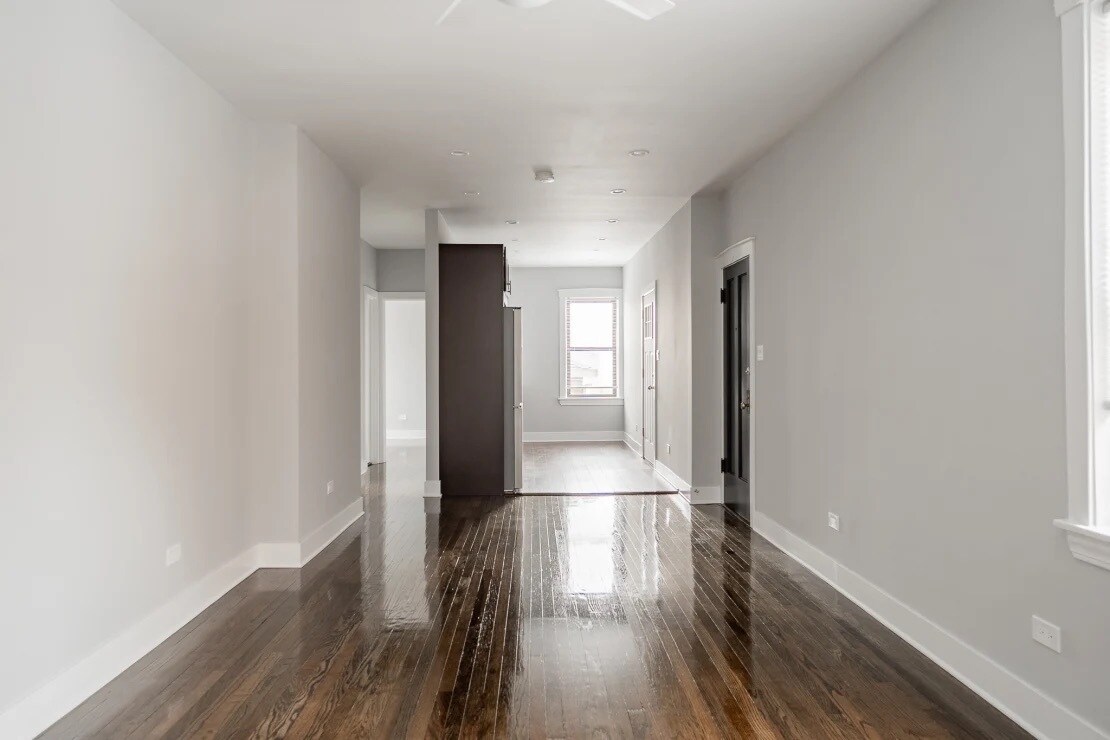 Building Photo - 5162 W Montrose Ave