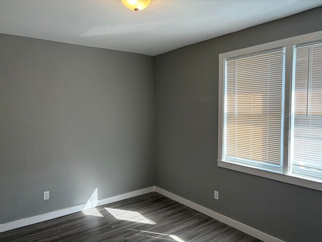 Building Photo - Newly Renovated 2 Story Townhouse in Garde...