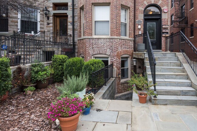 Building Photo - Historic Victorian Charm Meets Modern City Living — 1 BR + Den / 2 BA in Columbia Heights