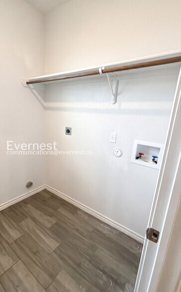 Building Photo - 2204 Hornbeam St