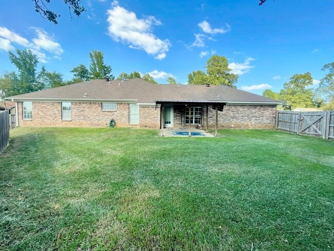 Building Photo - 311 Longleaf Dr