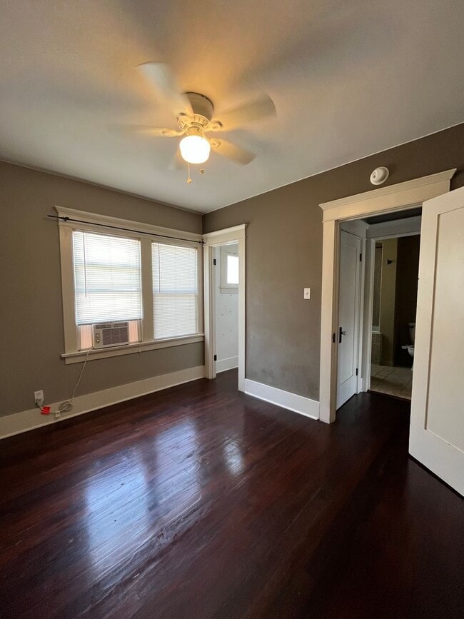 Building Photo - House: 2 Bedroom with Den , 2 Bath and pri...