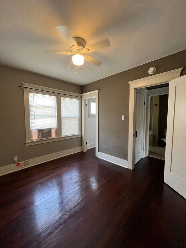 Building Photo - House: 2 Bedroom with office, 2 Bath, Gara...
