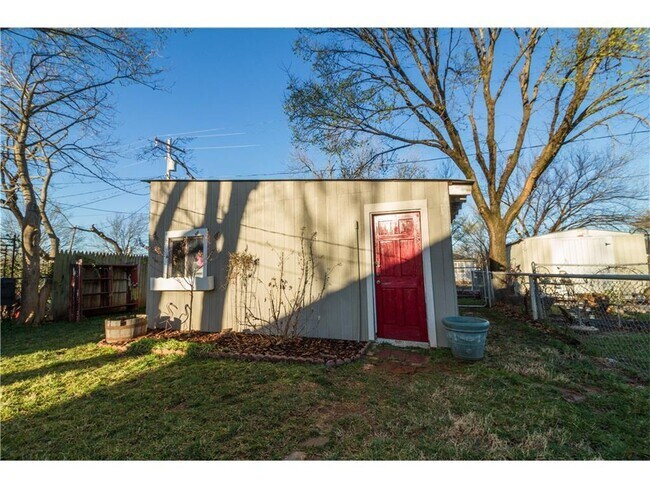 Building Photo - 312 N 6th St