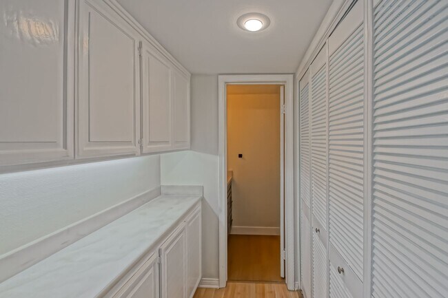 Building Photo - PRIME POOLFRONT LOCATION & CLOSE TO MAIN GATE! BRIGHT & SPACIOUS, END-UNIT POOLFRONT TOWNHOUSE W/...