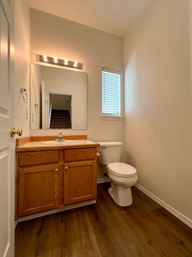 Building Photo - Spacious, Updated Townhome in Prime Beaverton Location!