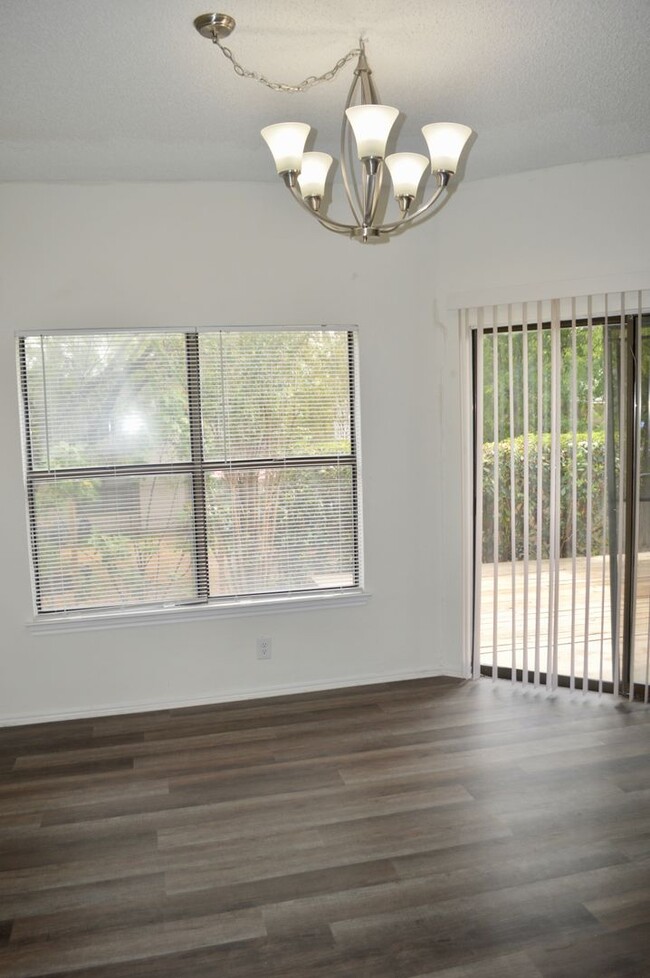 Building Photo - Charming 3 bed 2 bath with a converted gar...