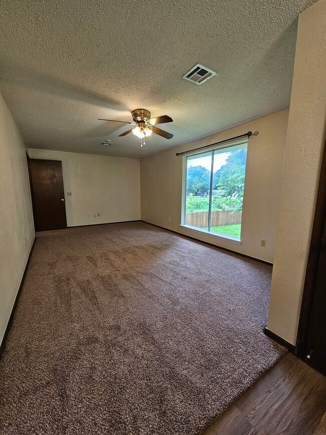 Building Photo - West Norman Duplex Avail NOW!