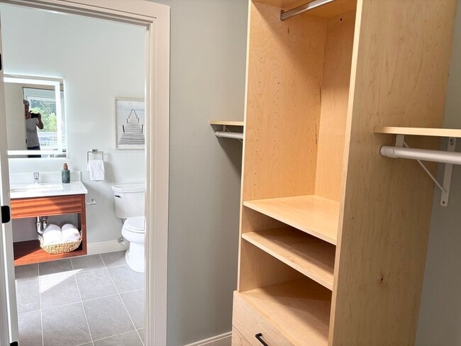 Building Photo - 1391 Main St