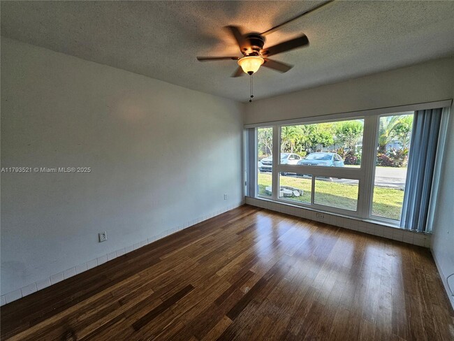Building Photo - 733 NW 30th Ct