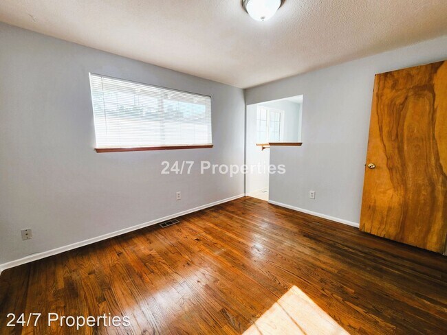 Building Photo - 3 br, 2 bath House - 3029 SE Swain Ave