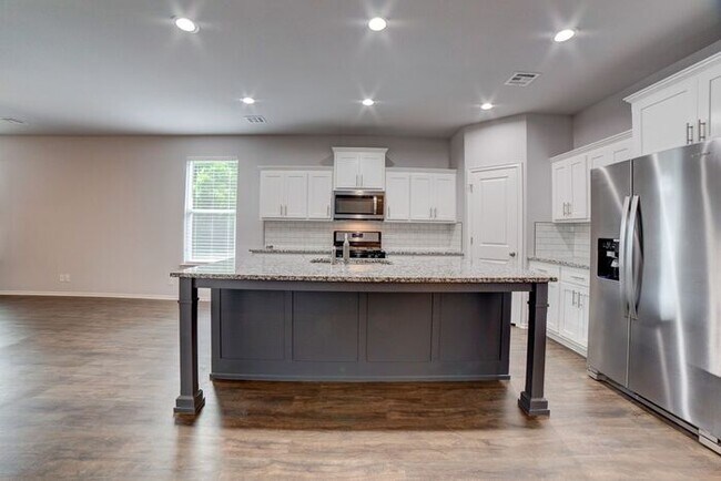 Building Photo - Unique 4/2/2 Near Downtown Tulsa!