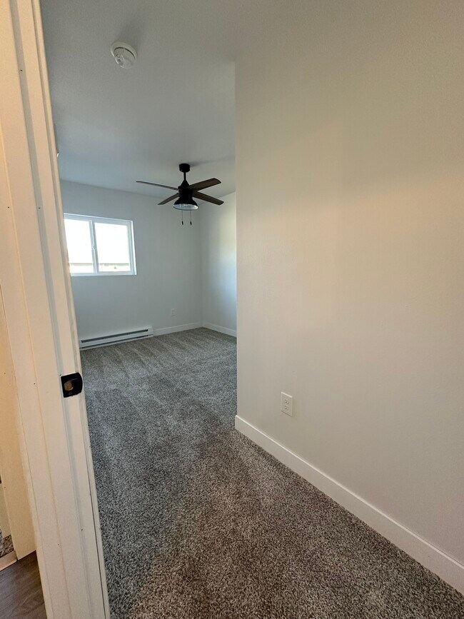 Building Photo - Valley View Estates B