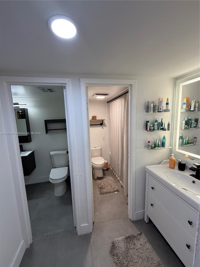 Building Photo - 3625 N Country Club Dr