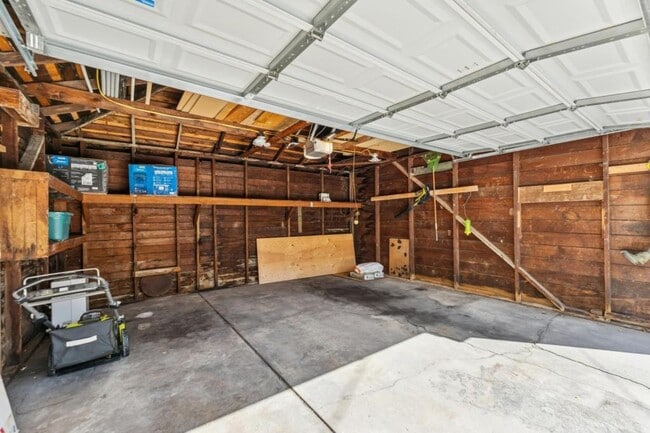 Building Photo - 1041 Yale Ave S