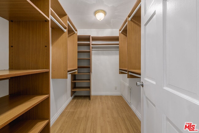 Building Photo - 8760 White Oak Ave