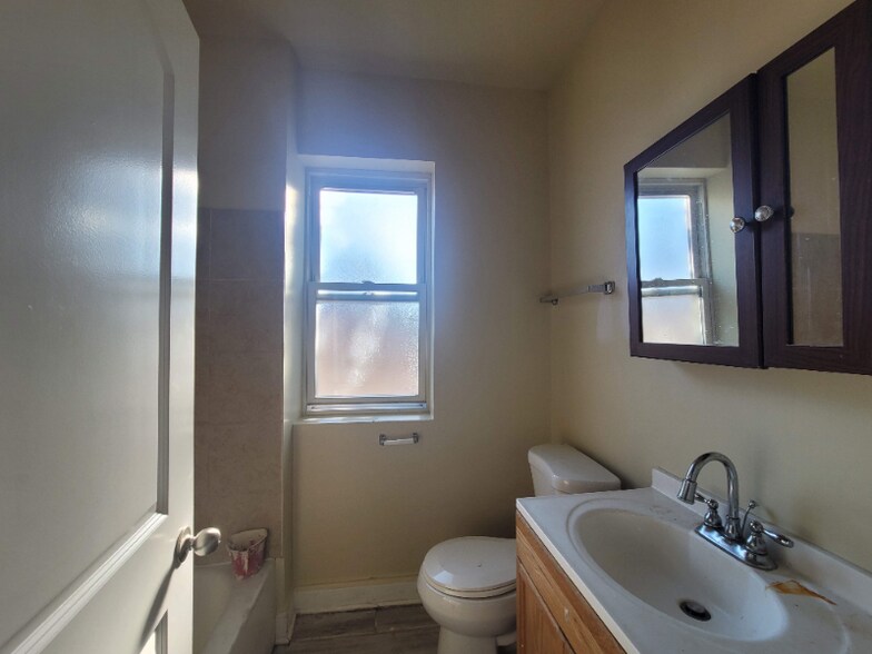 Building Photo - 1645 W 80th St