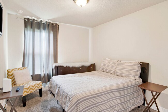 Building Photo - 3 Bedroom Townhouse in Bellview