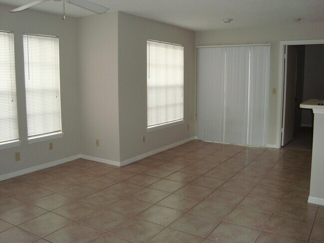Building Photo - 1st Floor 2br/2ba Metrowest Condo with Pri...
