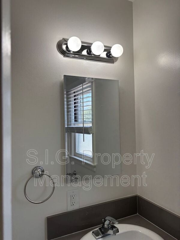 Building Photo - 1605 N Verdugo Rd