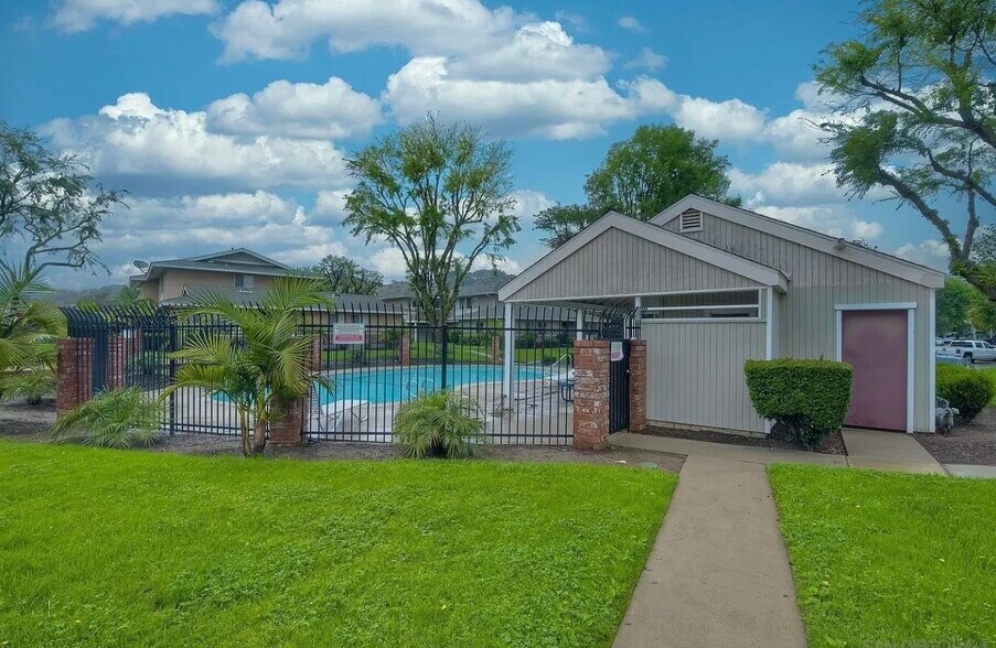 Pool area - 2516 Wanek Rd