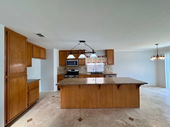 Building Photo - Spacious 4 Bedroom Home with a loft AND bo...