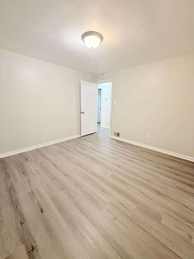 Building Photo - Spacious and beautifully updated 4-bedroom...