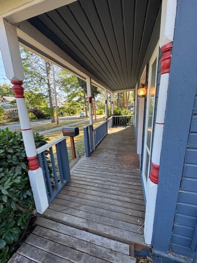 Building Photo - 3-Bedroom Home in the Sunnyland neighborhood! Move in Ready Now! Lease to End on 7/30/2026