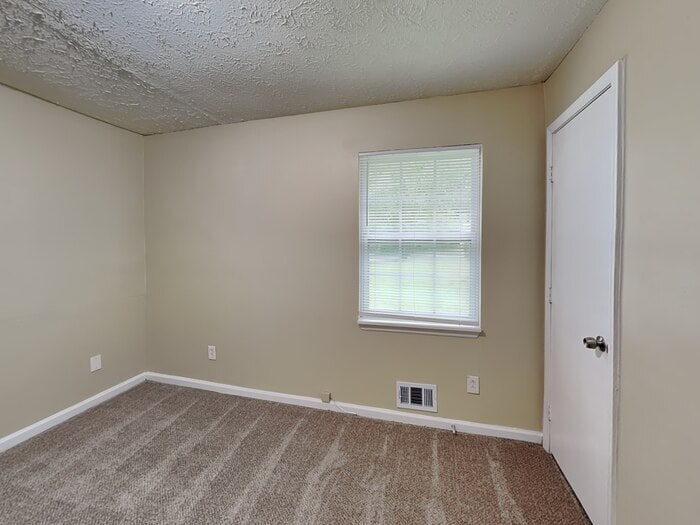 Building Photo - 2800 Alexandria Dr SW