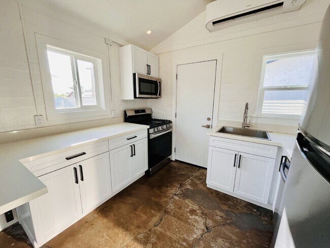 Building Photo - Adorable Studio Cabin near Joshua Tree Town Center