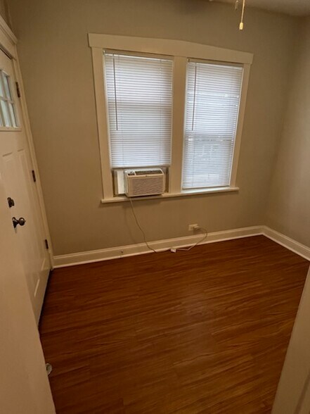 Building Photo - 132 Circle Ave