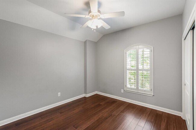 Building Photo - 420 Wild Rose Dr