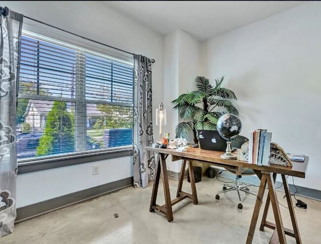 Building Photo - 3BR/3.5BA, Three story Townhome in the Nat...