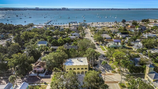 Building Photo - P199 - #6A Holiday Inn