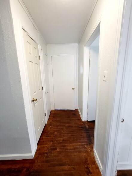 Building Photo - 127 20th Plz