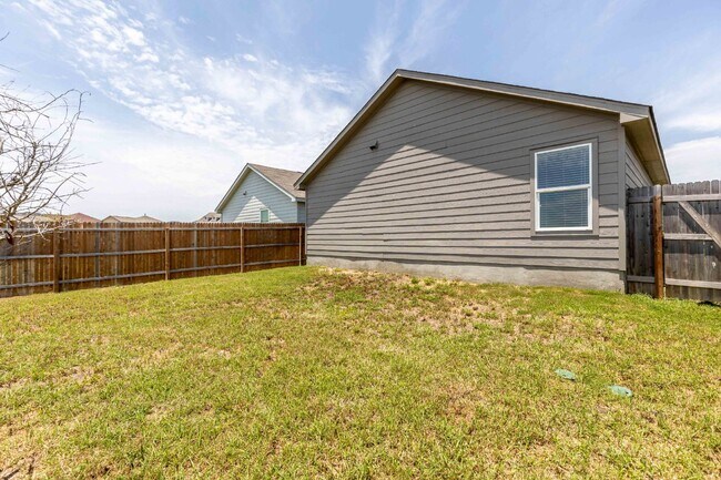 Building Photo - 6562 Runaway Row