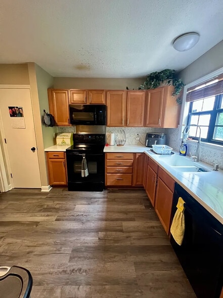 Building Photo - Room in Townhome on Willow Bridge Dr