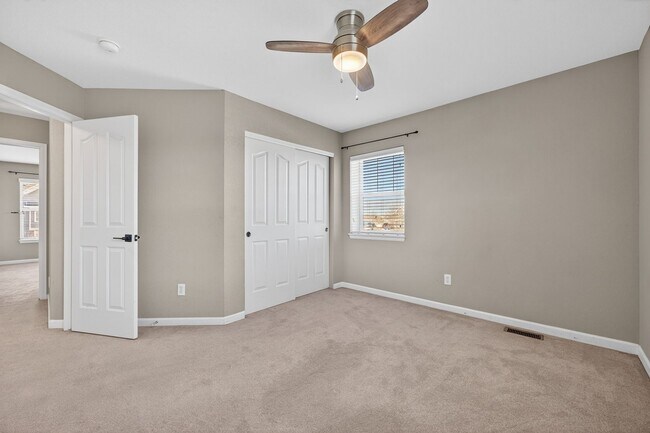 Building Photo - Amazing 3 bedroom home