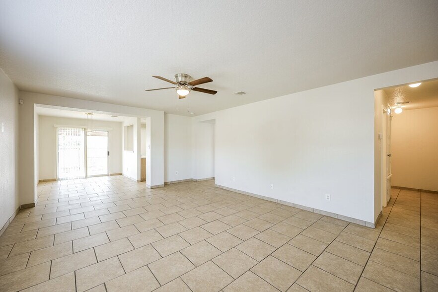 Building Photo - 2402 Sunview Lake