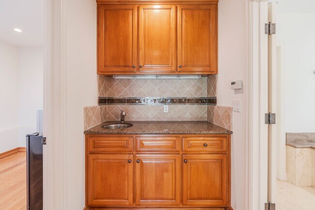 Building Photo - Valmonte 3 bed/3 bath Home plus guest house.