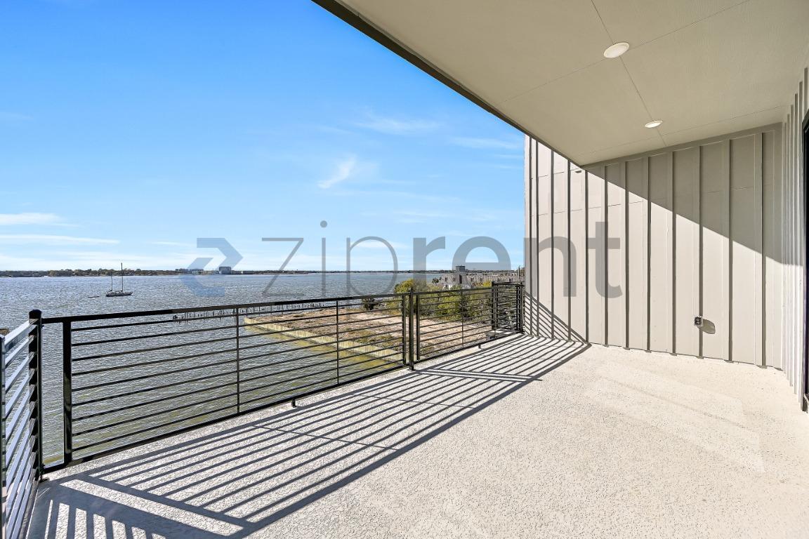 Building Photo - Unit