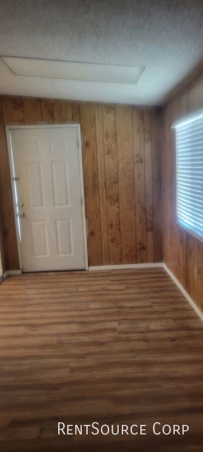 Building Photo - 3 Bedroom 2 Bath Single Family Home in Bar...