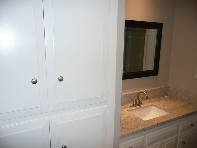 Building Photo - Great 2 bed/2bath in Tustin Villas