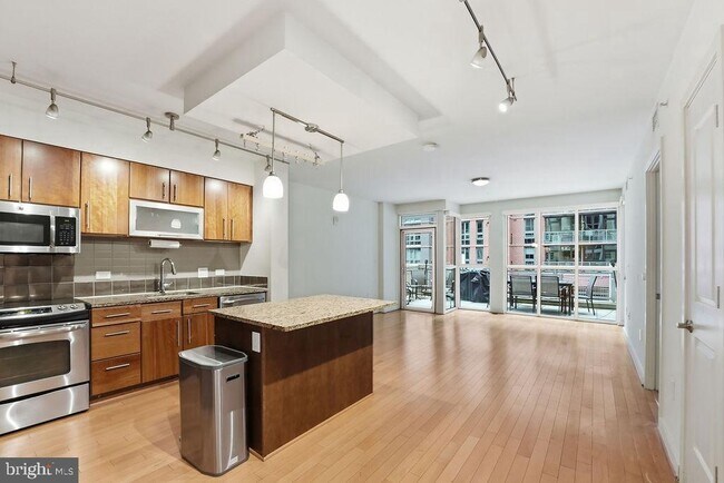 Building Photo - 1025 1st St SE