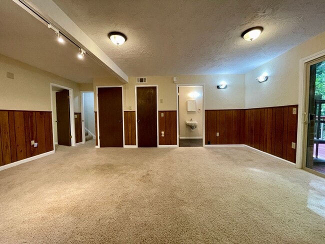 Building Photo - 4 bed, 3 bath split-level home in a private, forested setting (Bayside)